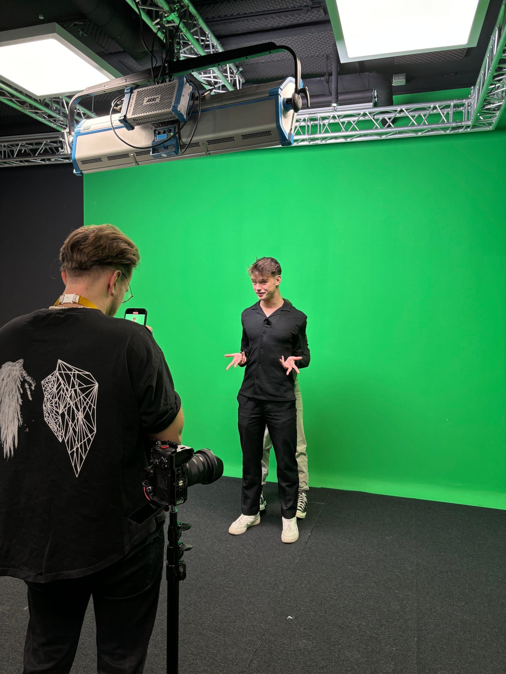 Presenter in front of a greenscreen in the Marswalk studio