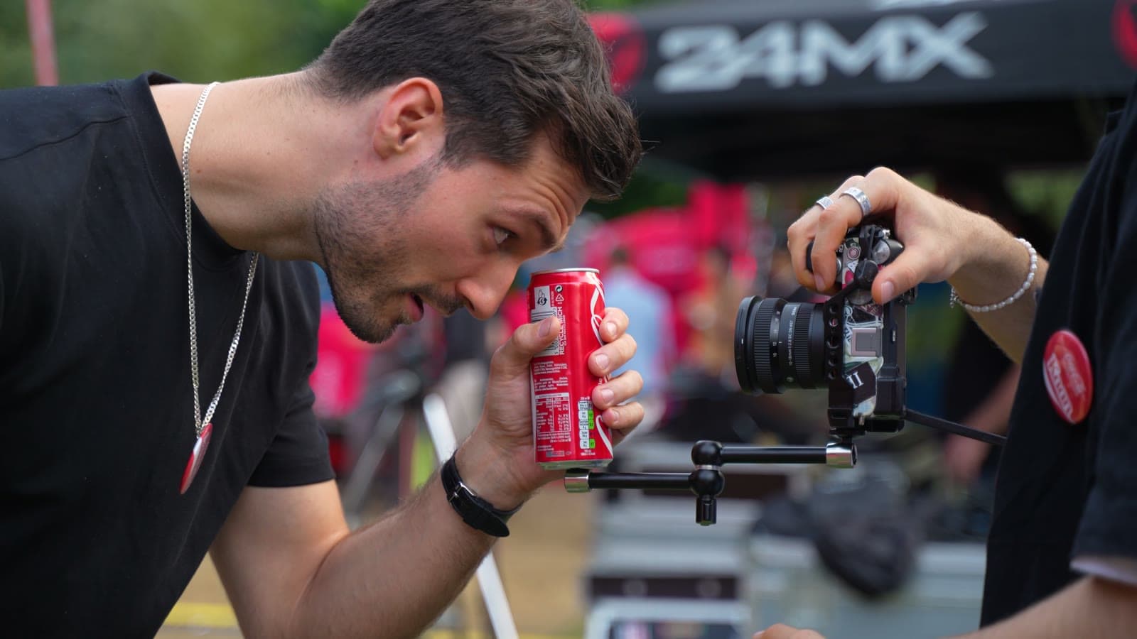 Creator fotografiert eine personalisierte Coca-Cola Dose