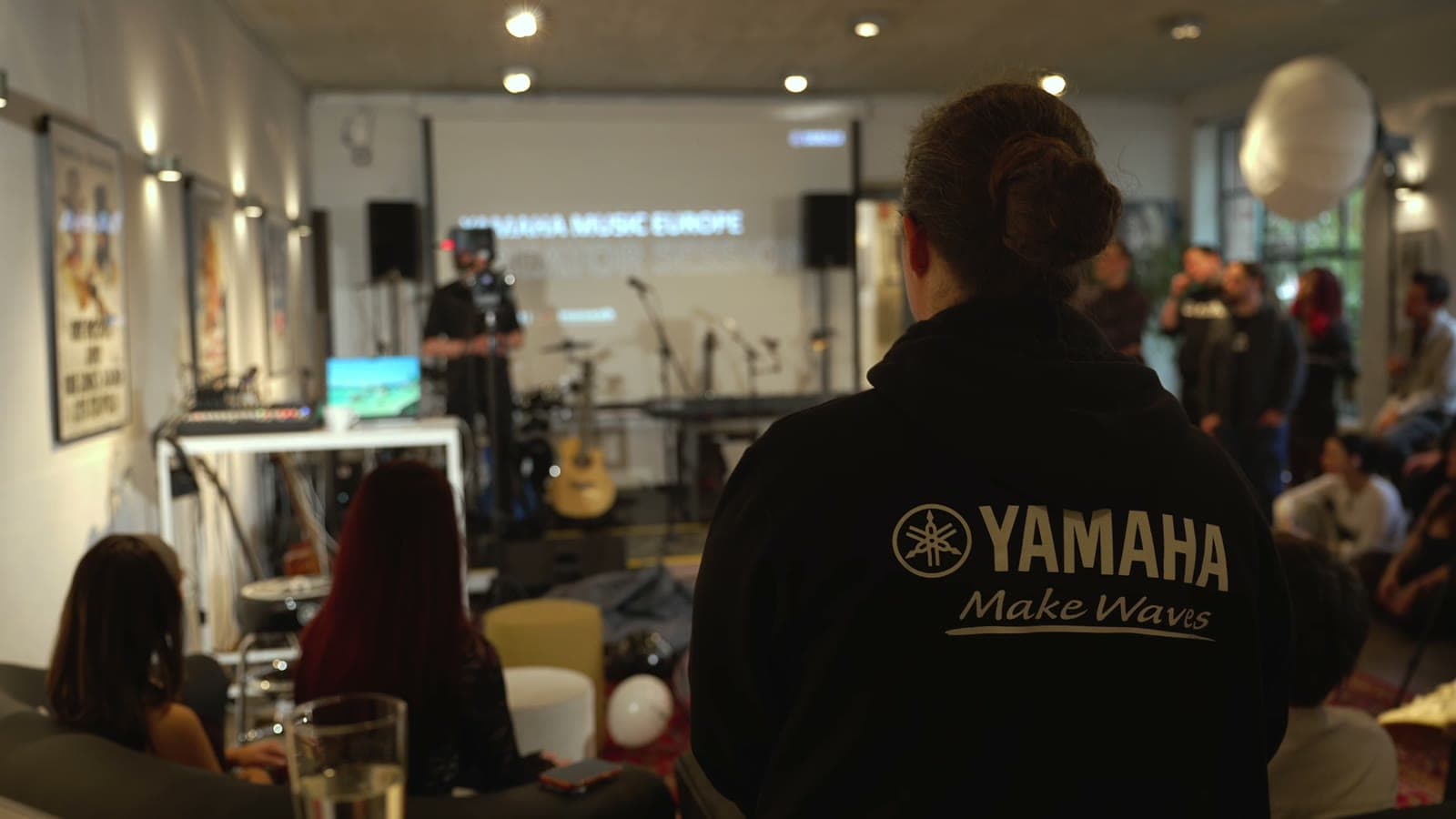 Sängerin am Mikrofon bei der Yamaha Creator Session